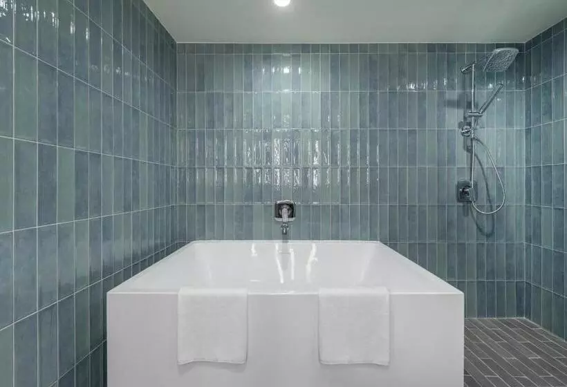 سوئیت با تخت بزرگ, Crowne Plaza Resort Saipan
