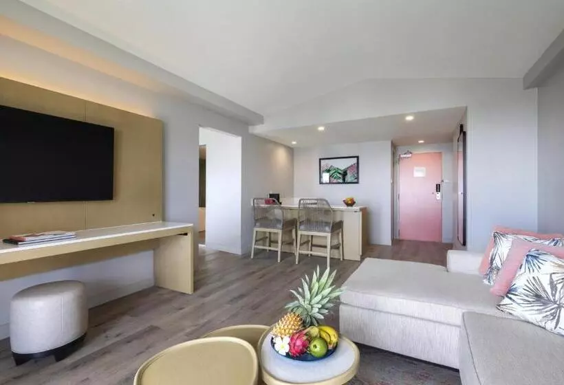 سوئیت با تخت بزرگ, Crowne Plaza Resort Saipan