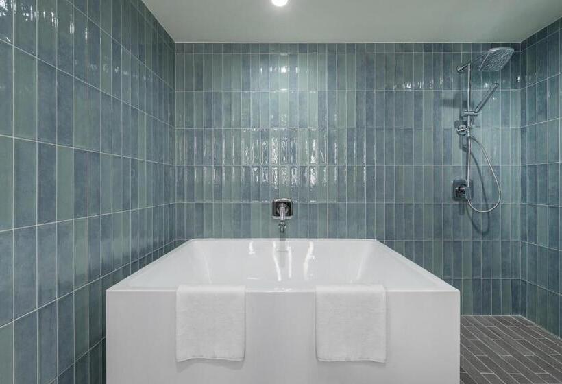 Suite, Crowne Plaza Resort Saipan