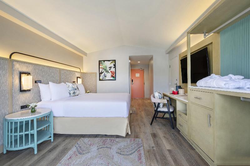 اتاق استاندارد با تخت بزرگ, Crowne Plaza Resort Saipan