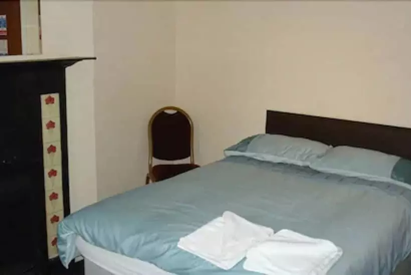 浴室共有のエコノミールーム, Forest Gate Hotel   Free Parking Limited Spaces