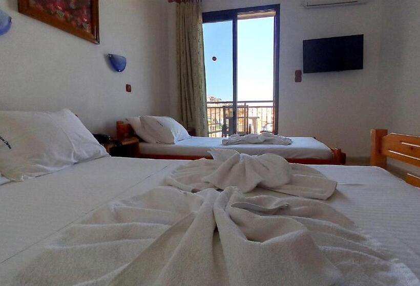 اتاق استاندارد سه نفره, Denise