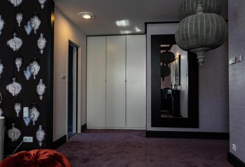 سوئیت رویال, Friday