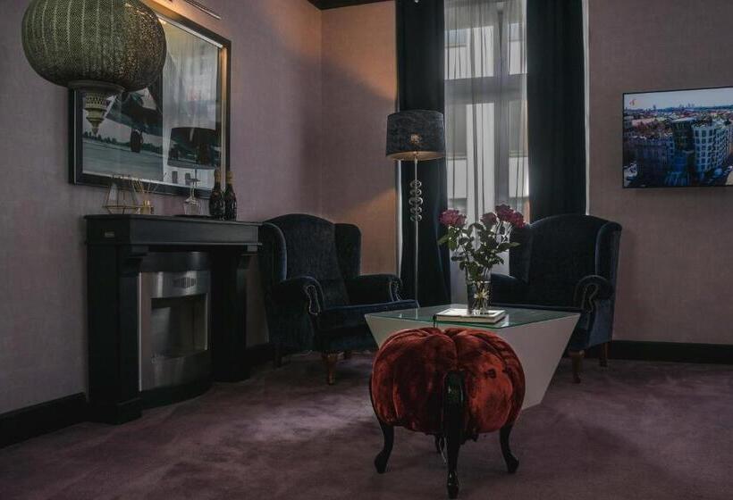 سوئیت رویال, Friday