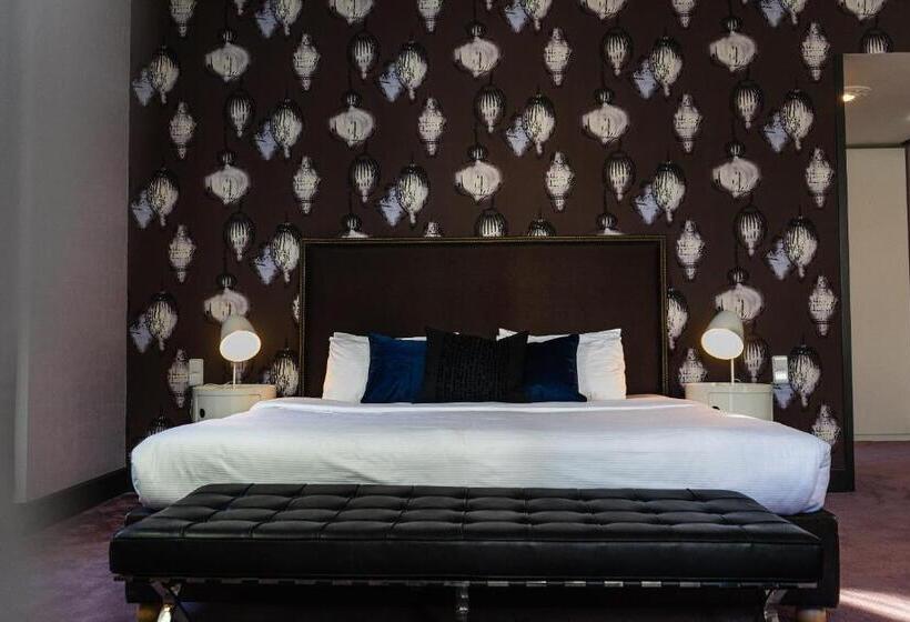 سوئیت رویال, Friday