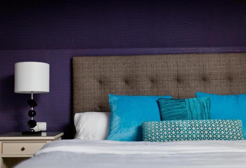 اتاق سوپریور, Friday