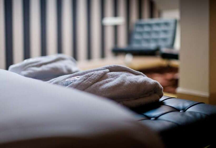 اتاق سوپریور, Friday