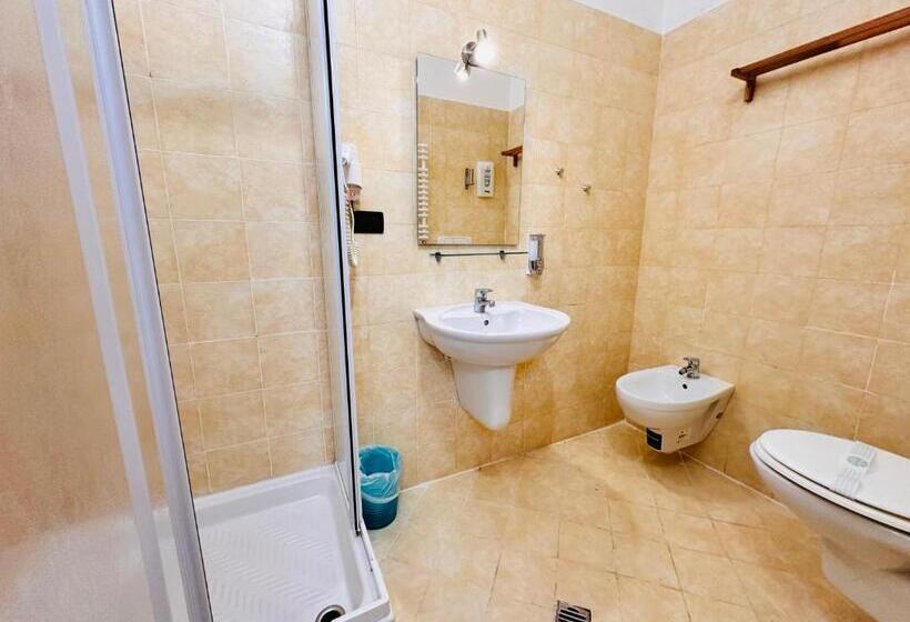 Háromágyas Standard Szoba, Galata