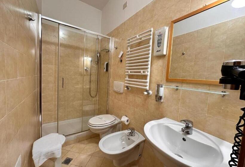 Economy Szoba, Galata