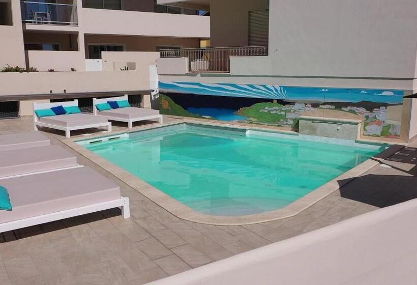 شقة غرفة واحدة, La Contessa