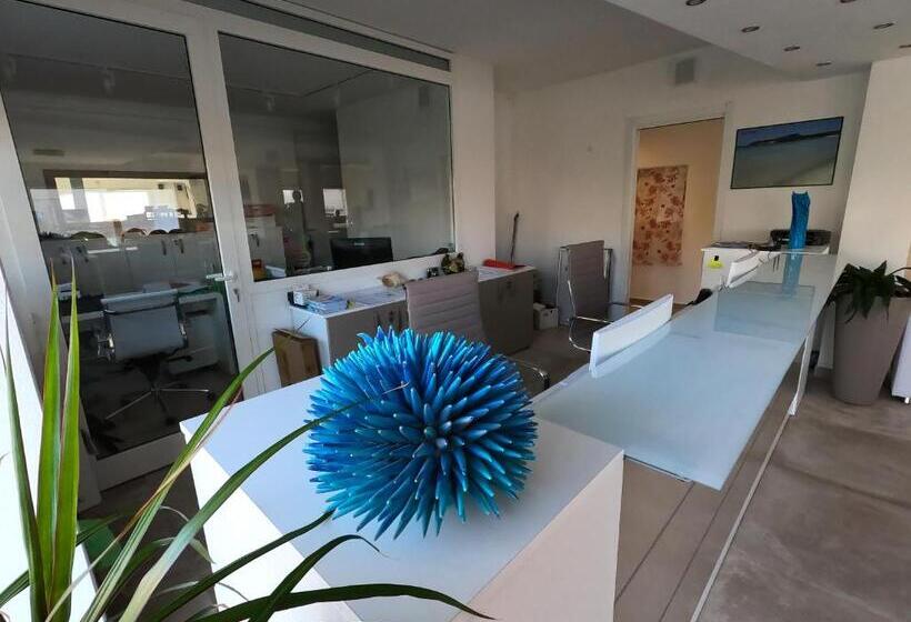 شقة غرفة واحدة, La Contessa