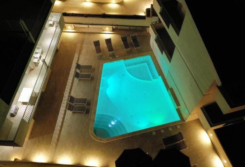 شقة غرفة واحدة, La Contessa