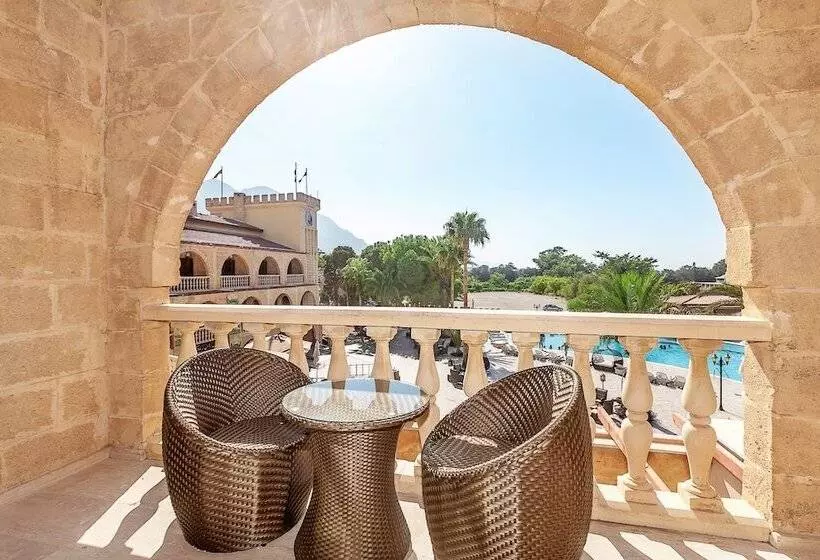 اتاق دوبلکس, Le Chateau Lambousa