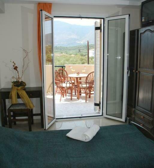 חדר משפחתי, Letsos