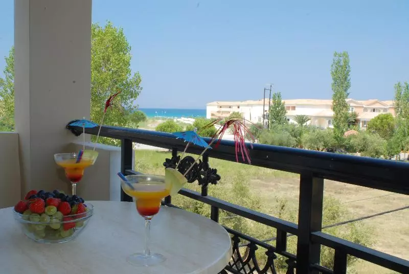 اتاق خانوادگی, Letsos