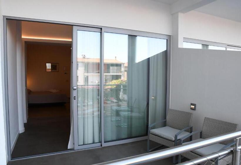 带露台的单人间, Orri