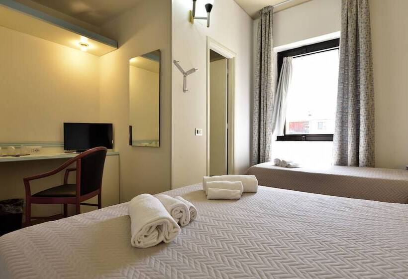 标准三人间, Orri