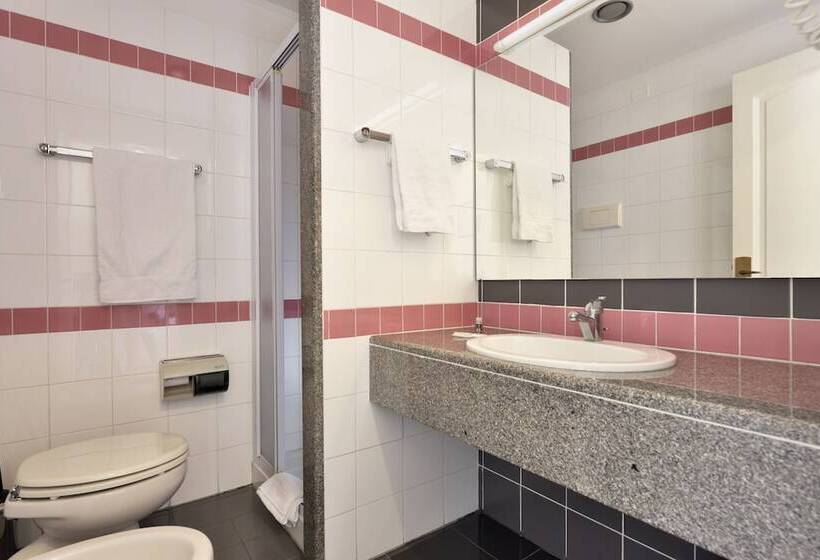 标准单人间, Orri