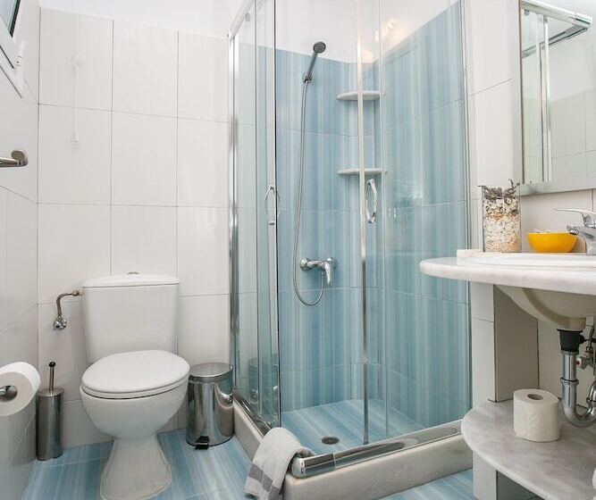 标准三人间, Pyrgaki