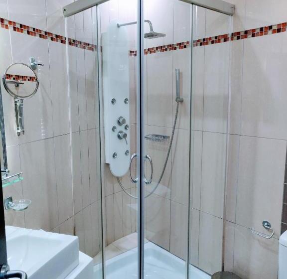 اتاق اجرایی با چشمانداز دریا, The Manessi City Boutique