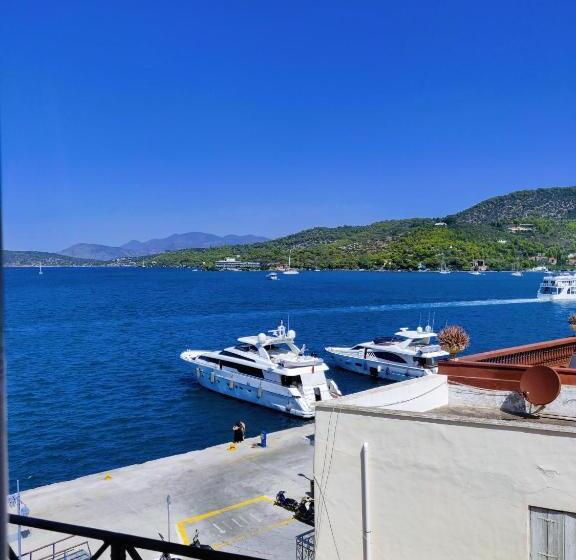 اتاق اجرایی با چشمانداز دریا, The Manessi City Boutique