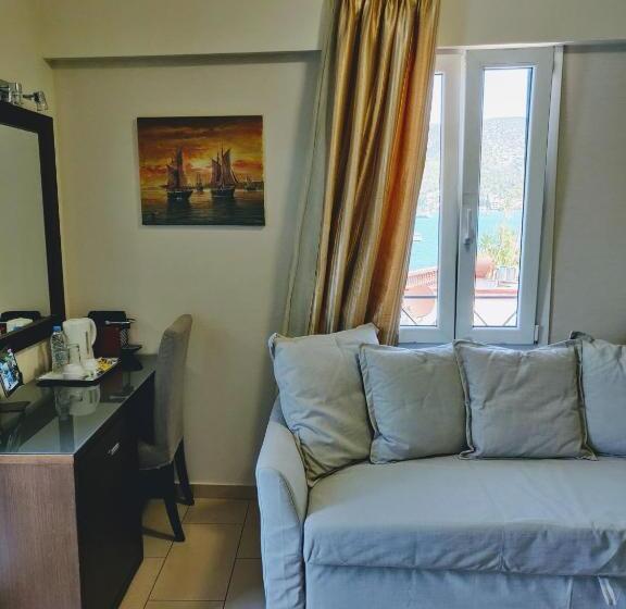 اتاق اجرایی با چشمانداز دریا, The Manessi City Boutique