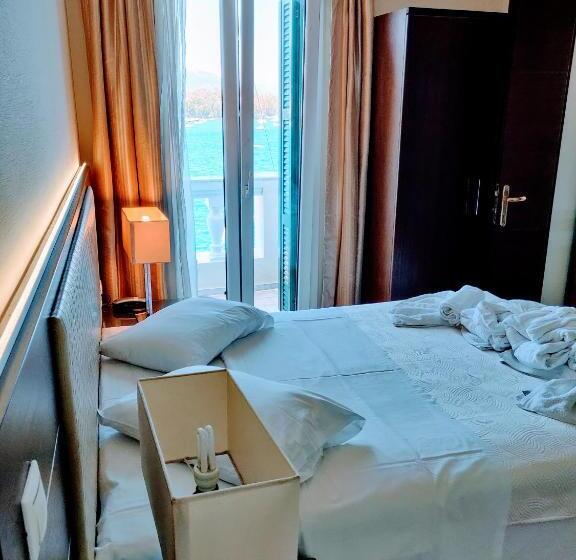 اتاق اجرایی با چشمانداز دریا, The Manessi City Boutique