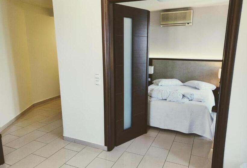 اتاق اجرایی با چشمانداز دریا, The Manessi City Boutique