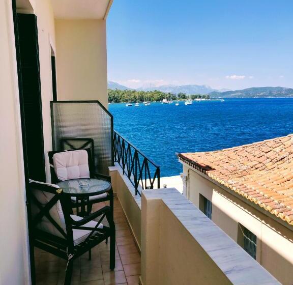 اتاق استاندارد با بالکن, The Manessi City Boutique