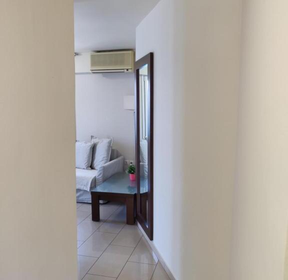 اتاق اجرایی با چشمانداز دریا, The Manessi City Boutique