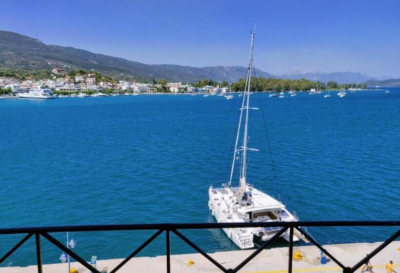 اتاق اجرایی با چشمانداز دریا, The Manessi City Boutique