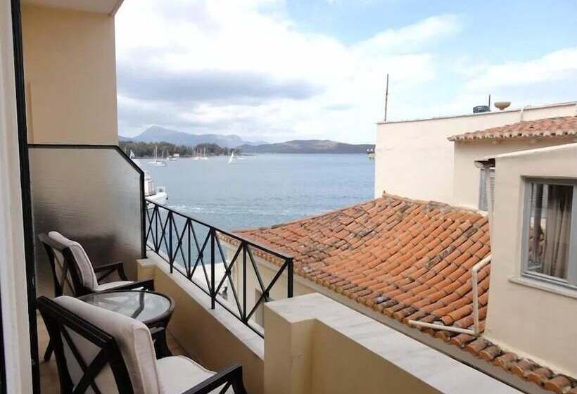 اتاق استاندارد با بالکن, The Manessi City Boutique