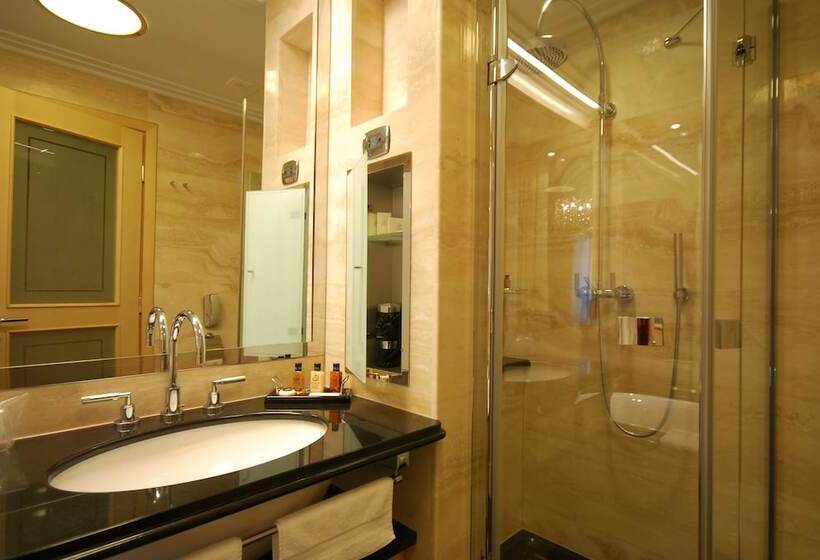 اتاق سوپریور با چشم‌انداز استخر, Splendid Conference & Spa Resort