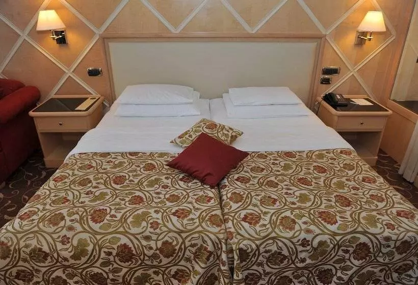 اتاق سوپریور با چشم‌انداز استخر, Splendid Conference & Spa Resort