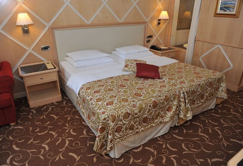 اتاق سوپریور با چشم‌انداز استخر, Splendid Conference & Spa Resort