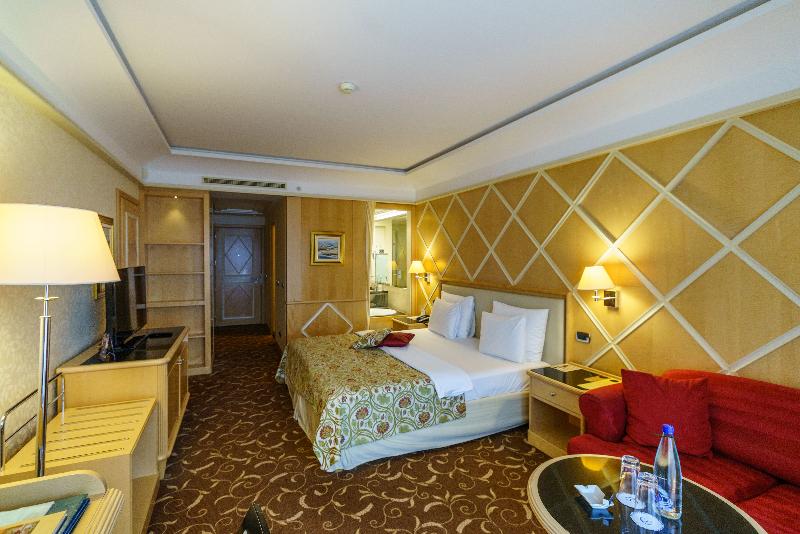 اتاق سوپریور با چشم‌انداز استخر, Splendid Conference & Spa Resort