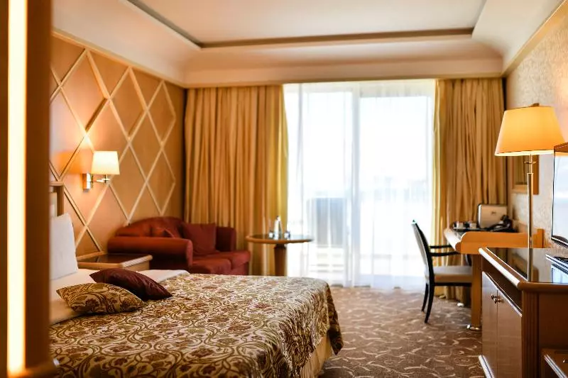 اتاق سوپریور با چشم‌انداز استخر, Splendid Conference & Spa Resort