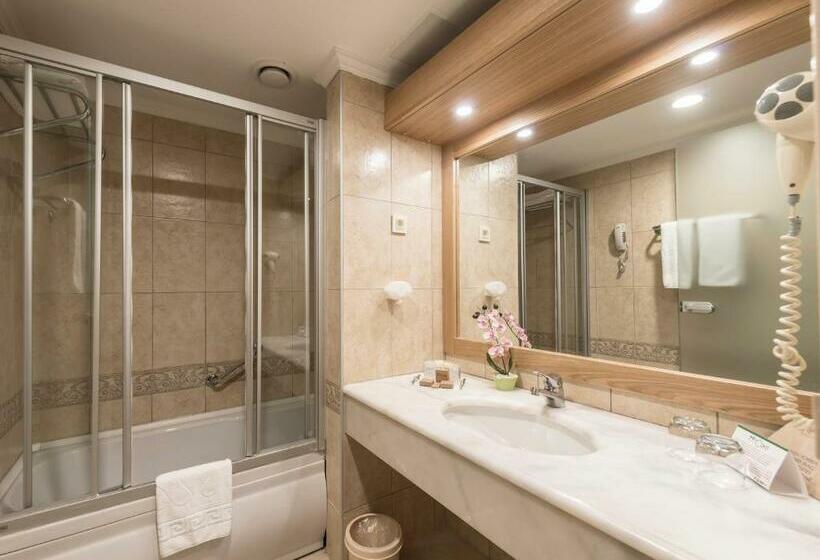 غرفة قياسية مطلّة علي البحر, Belconti Resort