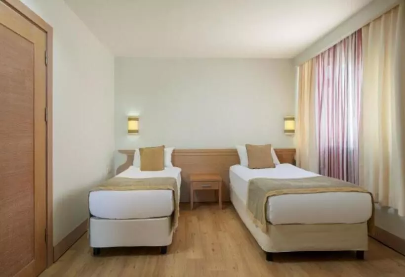 اتاق خانوادگی با چشم‌انداز جانبی دریا, Dobedan Beach Resort Comfort