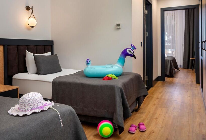 اتاق خانوادگی با چشم‌انداز جانبی دریا, Dobedan Beach Resort Comfort