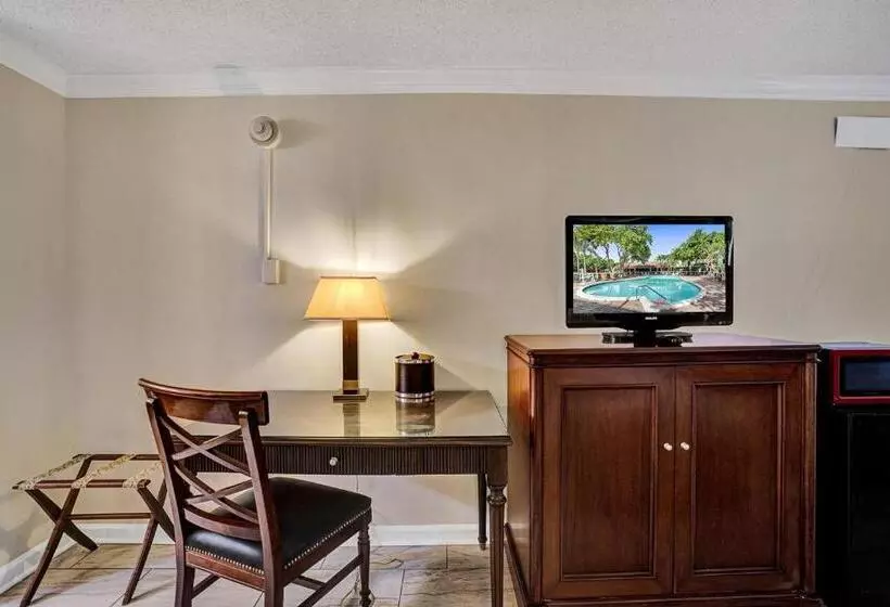 اتاق کلاسیک با چشم‌انداز استخر, Fort Lauderdale Grand