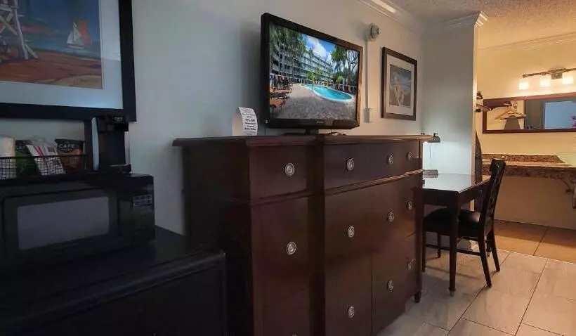 اتاق کلاسیک با چشم‌انداز استخر, Fort Lauderdale Grand