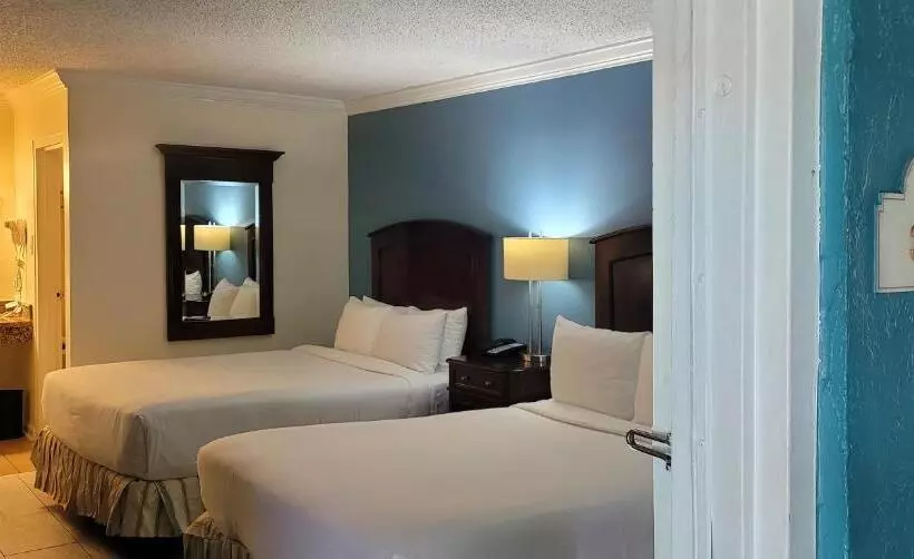 اتاق کلاسیک با چشم‌انداز استخر, Fort Lauderdale Grand