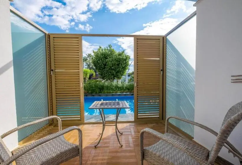 اتاق استاندارد سه تخته با چشم‌انداز استخر, Long Beach Alanya   Ultra All Inclusive