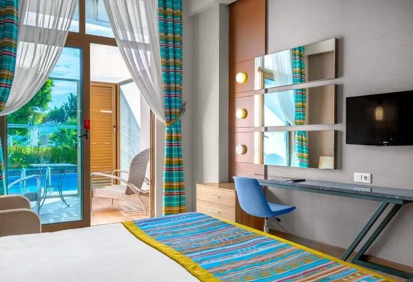 اتاق استاندارد سه تخته با چشم‌انداز استخر, Long Beach Alanya   Ultra All Inclusive