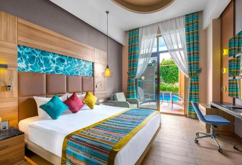 اتاق استاندارد سه تخته با چشم‌انداز استخر, Long Beach Alanya   Ultra All Inclusive