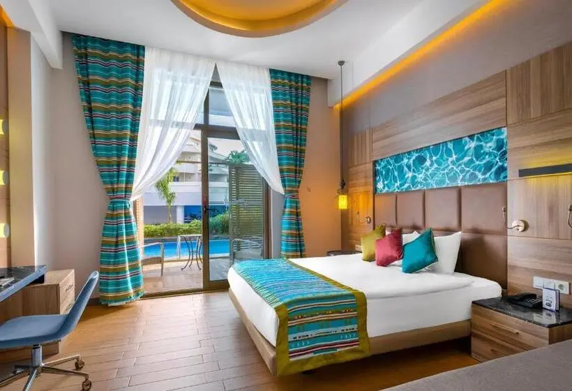 اتاق استاندارد سه تخته با چشم‌انداز استخر, Long Beach Alanya   Ultra All Inclusive