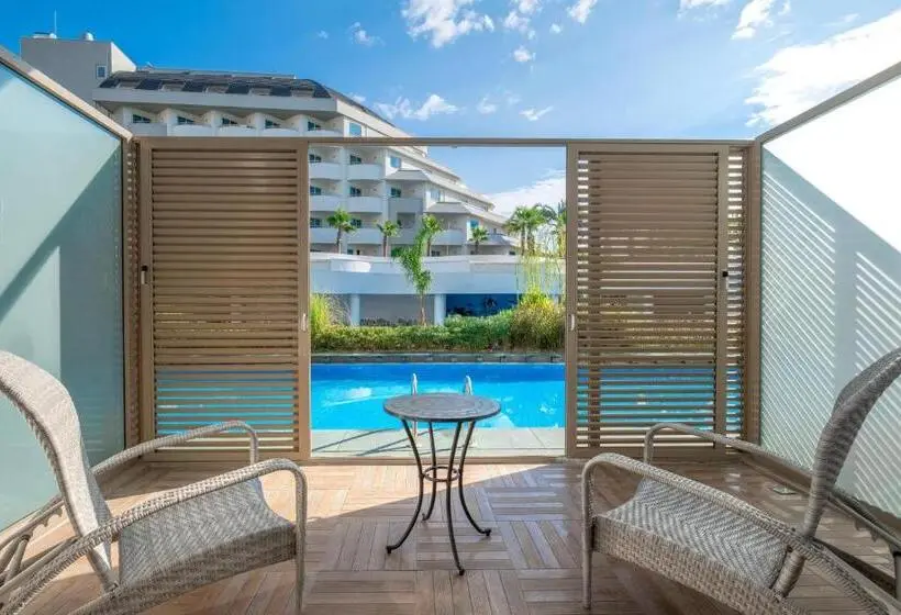اتاق استاندارد سه تخته با چشم‌انداز استخر, Long Beach Alanya   Ultra All Inclusive
