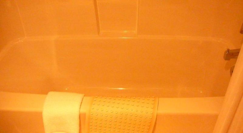 חדר סטנדרט עם מיטת קווין, Coast Abbotsford Hotel & Suites