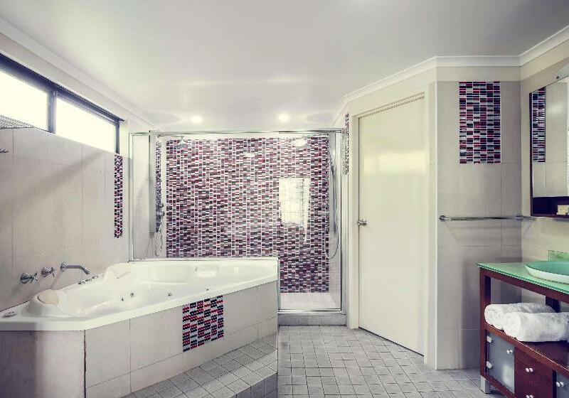 带特大床的高级间, Mercure Darwin Airport Resort